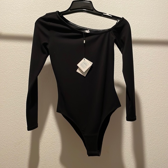 By Egreis Melanie Black One off Shoulder Bodysuit - Picture 2 of 3